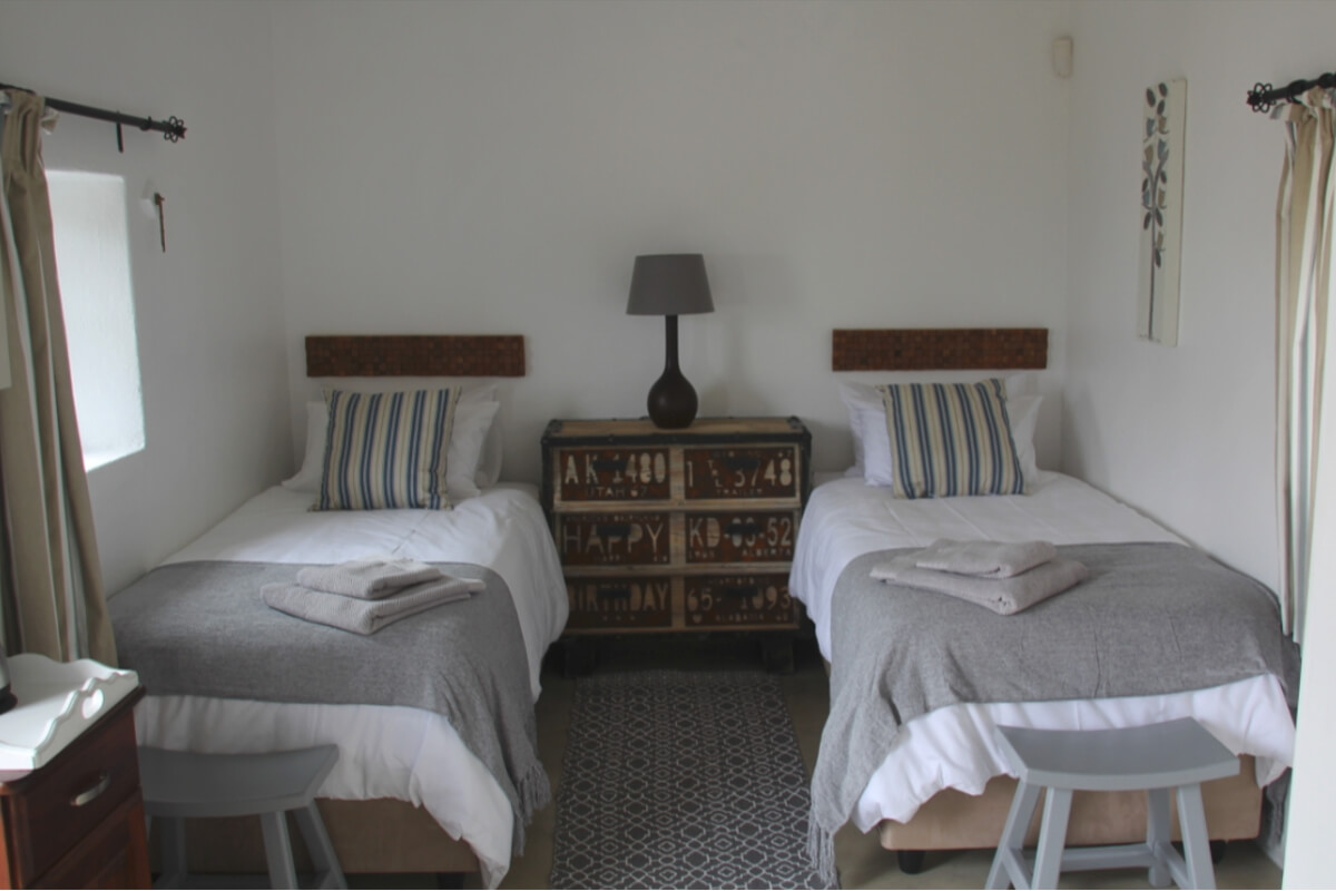 trinacria-cottage-struisbaai-bedroom2