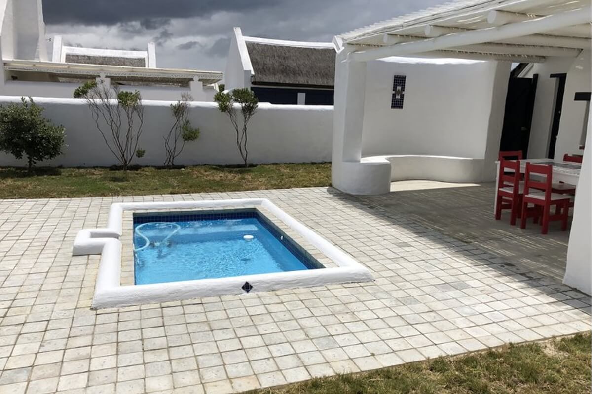 trinacria-cottage-struisbaai-pool