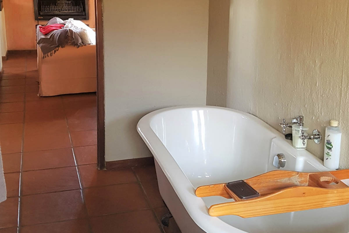 Guinea Fowl Cottage Dullstorm bathroom-1