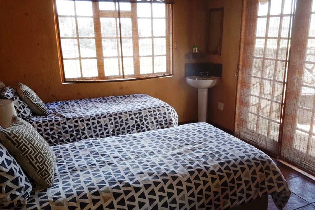 Guinea Fowl Cottage Dullstorm bedroom-1