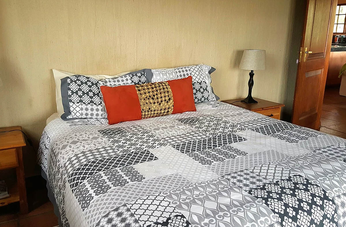 Guinea Fowl Cottage Dullstorm bedroom-2